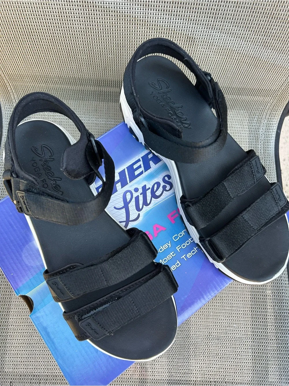 Skechers D Lites size 9 Fresh Catch Yoga Foam Sandals in White Black platform